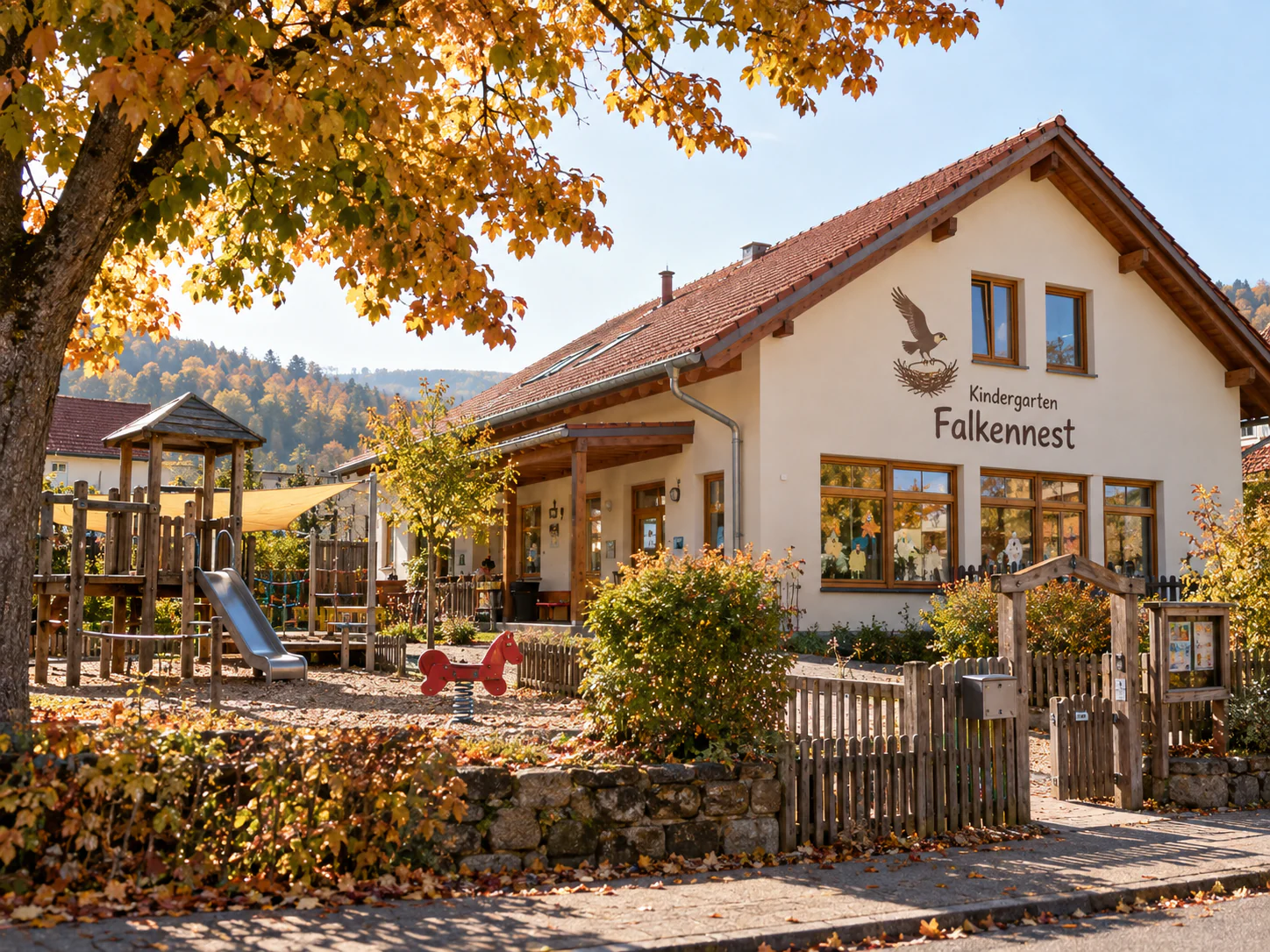 Kindergarten Falkennest mit Gebäude und naturnahem Außengelände